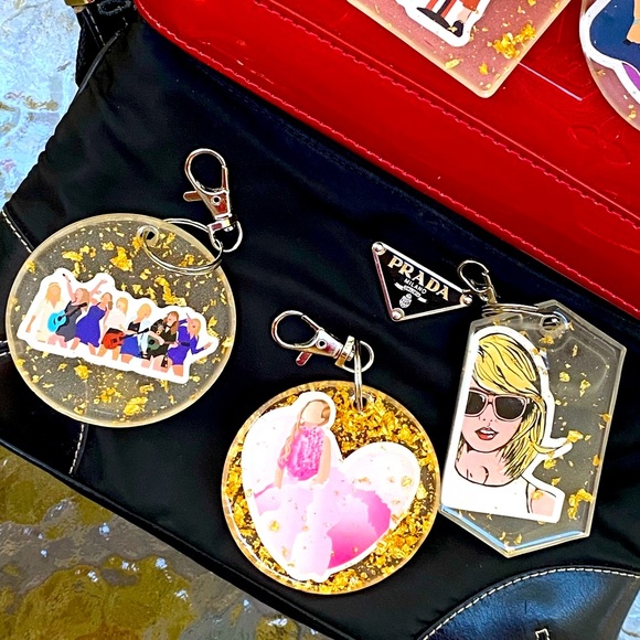 MYSTERY BUNDLE Taylor Swift Iconic Moments Cartoon & Gold Flakes Keychain 2 PACK - Picture 14 of 16